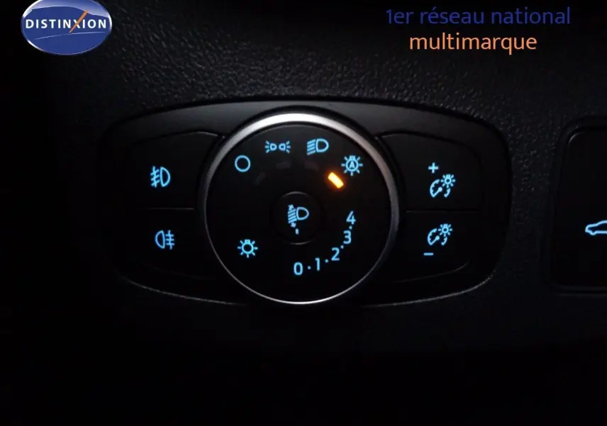 Gros plan sur la commande d'éclairage du tableau de bord du Ford Puma noir Agate 2022, avec réglages lumineux visibles.