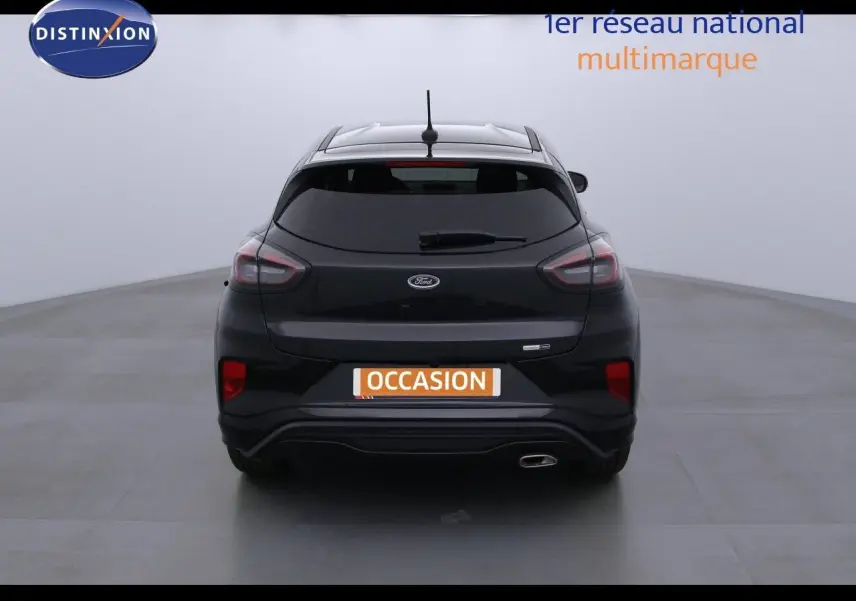 Vue arrière d'un Ford Puma noir Agate 2022 avec feux LED et sortie d'échappement chromée visible.