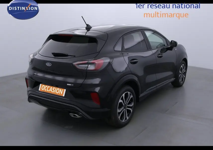 Vue 3/4 arrière droite d'un Ford Puma noir agate avec feux LED et jantes alliage distinctives.