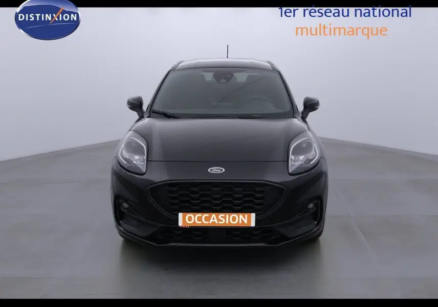 Vue frontale d'un Ford Puma noir Agate, mettant en valeur sa calandre noire et ses phares LED distinctifs.