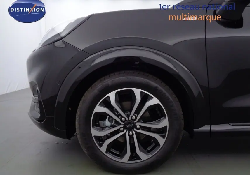 Gros plan sur la roue avant gauche et l'aile noire agate du Ford Puma 1.0 EcoBoost MHEV 155ch ST-Line 2022.