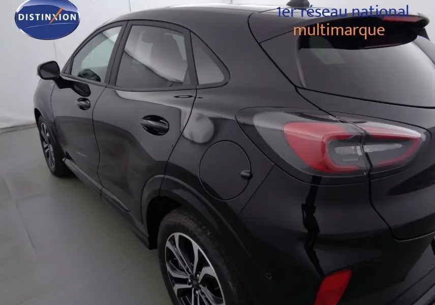 Vue 3/4 arrière côté gauche d'un Ford Puma noir Agate avec feux arrière LED et jantes alliage distinctives.