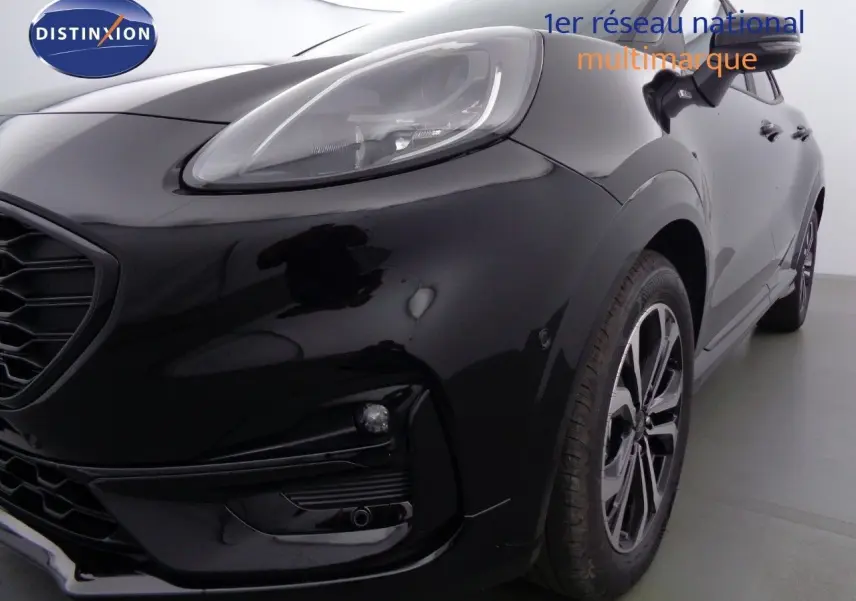 Vue 3/4 avant droit d'un Ford Puma noir Agate mettant en valeur ses optiques LED et ses jantes alliage.