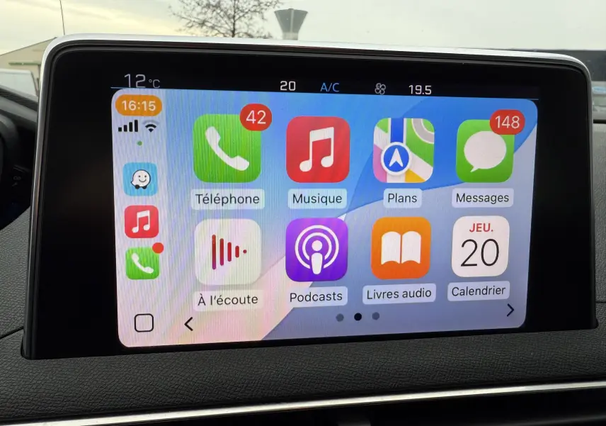 Écran tactile central du Peugeot 5008 gris Artense de 2020 affichant les applications téléphone, musique, plans et messages.