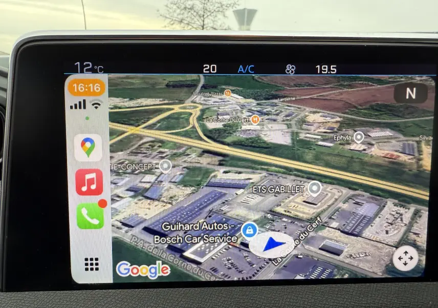 Écran tactile du système de navigation du Peugeot 5008 2020 affichant une carte satellite avec interface Apple CarPlay.