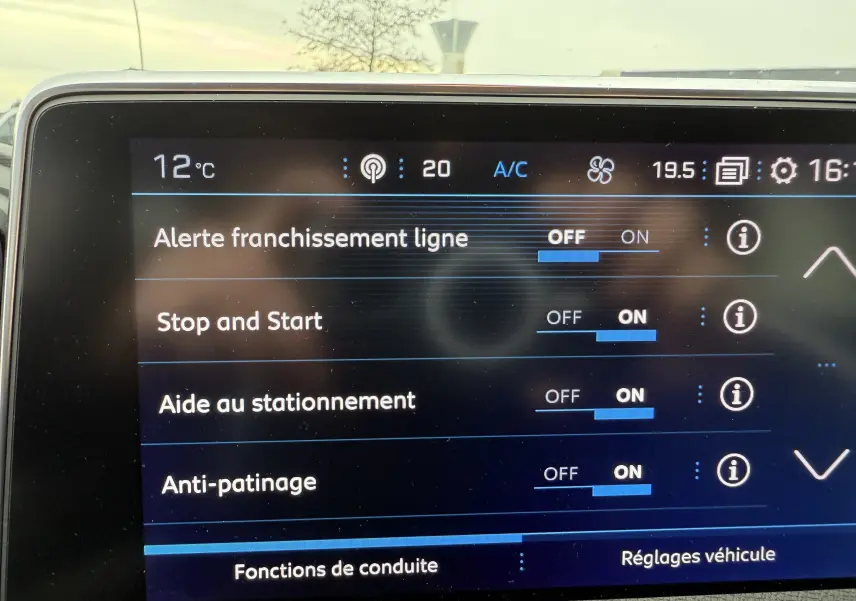 Écran tactile intérieur du Peugeot 5008 2020 affichant les réglages des aides à la conduite en mode actif.