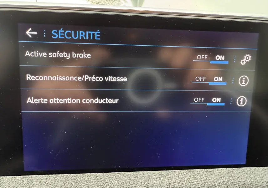 Écran tactile intérieur du Peugeot 5008 2020 affichant les réglages de sécurité activés.