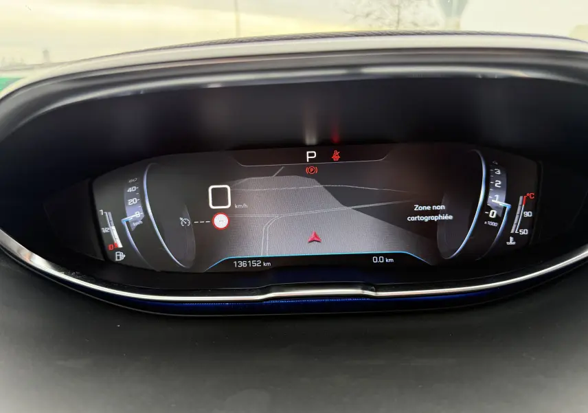 Tableau de bord numérique du Peugeot 5008 2020 affichant la vitesse à 0 km/h et une zone non cartographiée.