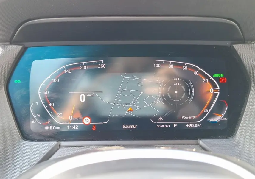 Tableau de bord numérique de BMW Série 1 120i M Sport 2021 affichant la vitesse, la carte GPS et les indicateurs de conduite.