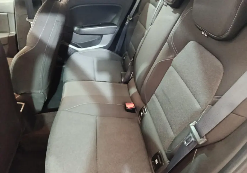 Vue intérieure de la banquette arrière grise de la Renault Clio 2023, avec ceinture de sécurité et fixation Isofix visibles.