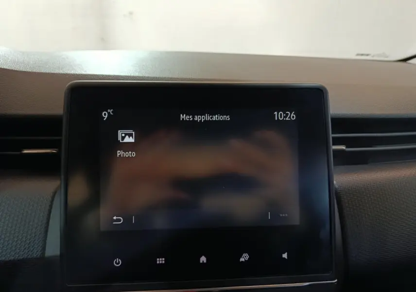Écran tactile central de la Renault Clio Equilibre TCe 90 2023, affichage des applications, intérieur gris.