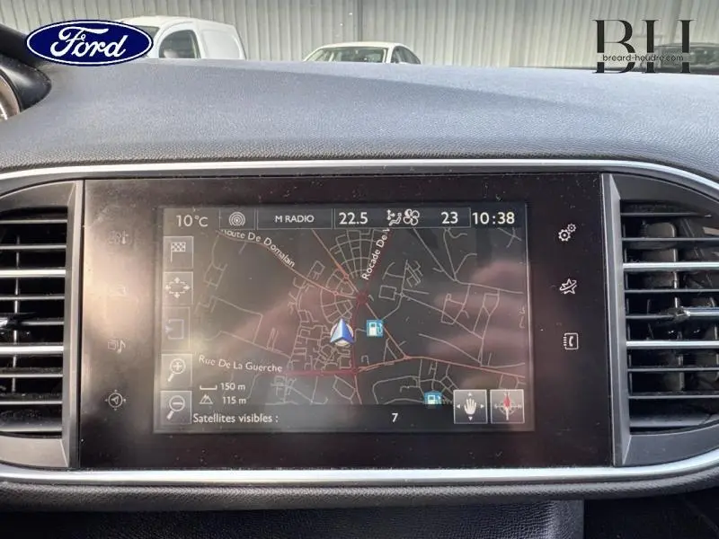 Écran tactile multifonction central affichant la navigation dans un Peugeot 308 SW gris Artense, vue intérieure frontale.