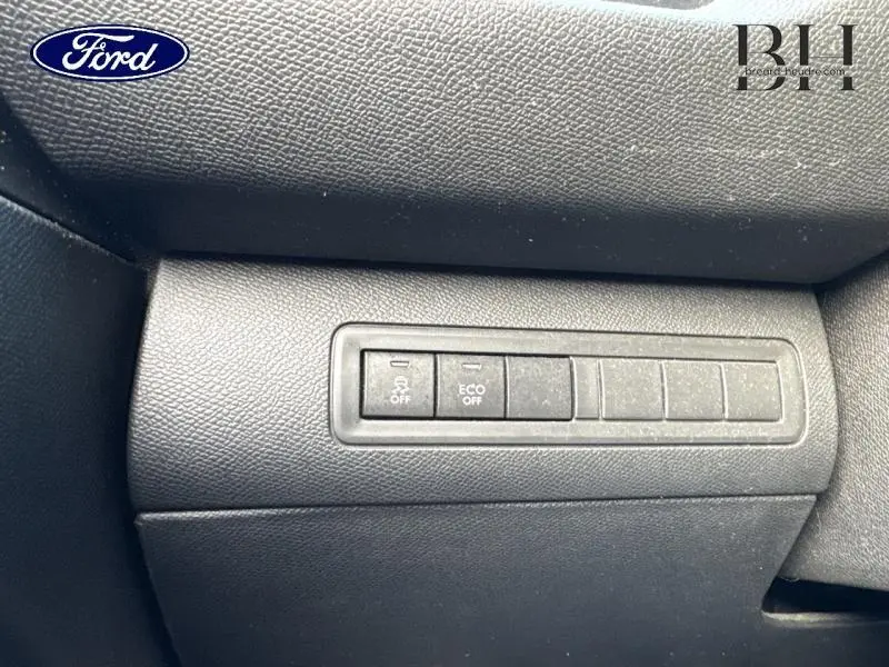 Gros plan sur les boutons de commande de l'ESP et mode ECO, tableau de bord gris foncé du Peugeot 308 SW 2017.