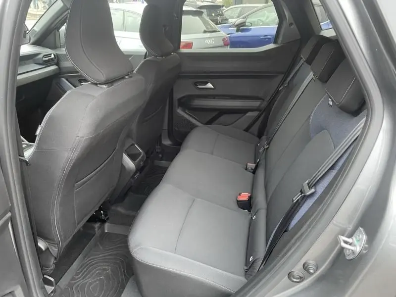 Vue intérieure côté droit des sièges arrière noirs du Dacia Duster 1.6 Hybrid 140 cv Journey 2025 en gris schiste.