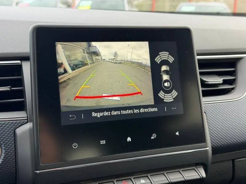 Écran central du Renault Arkana 2025 montrant la caméra de recul avec lignes de guidage colorées et alertes de proximité.