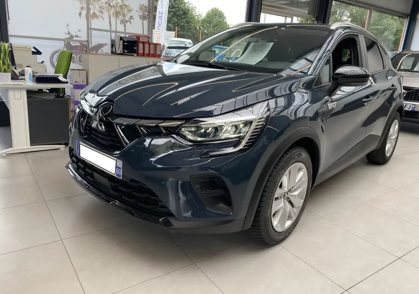 Mitsubishi ASX 2023 Steel Gray métallisé en 3/4 avant droit, SUV hybride essence avec calandre noire et jantes argentées.