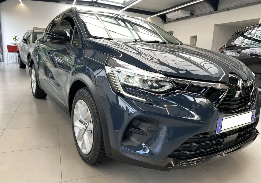Mitsubishi ASX 2023 Steel Gray métal, vue 3/4 avant droit dans un showroom lumineux.