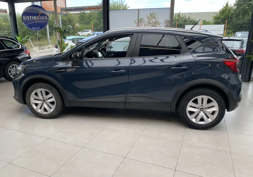 Mitsubishi ASX 2023 Steel Gray métallisé vu de profil côté gauche en showroom avec jantes alliage et vitres teintées.