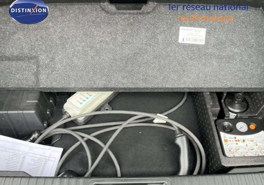 Coffre ouvert montrant le câble de recharge gris du Renault Captur bleu Iron métal avec toit noir, version hybride rechargeable.