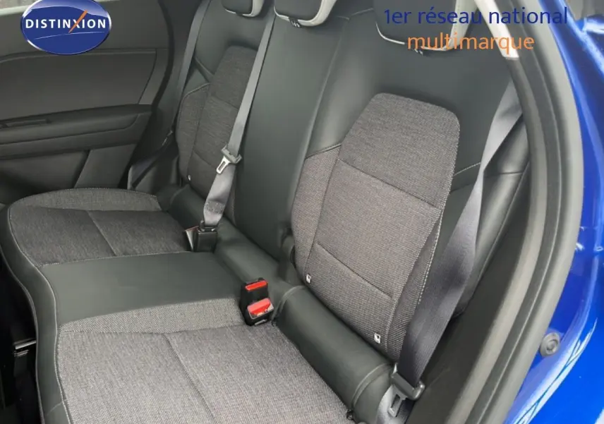 Vue intérieure côté droit sur les sièges arrière en tissu gris et cuir noir du Renault Captur bleu iron metal 2021.