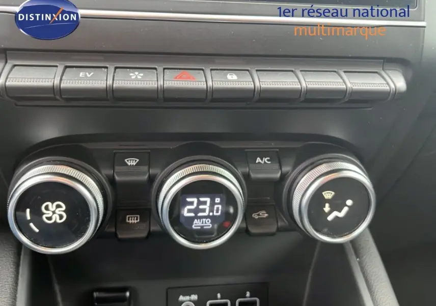 Gros plan sur la console centrale du Renault Captur 2021, montrant les commandes de climatisation et boutons fonctionnels.