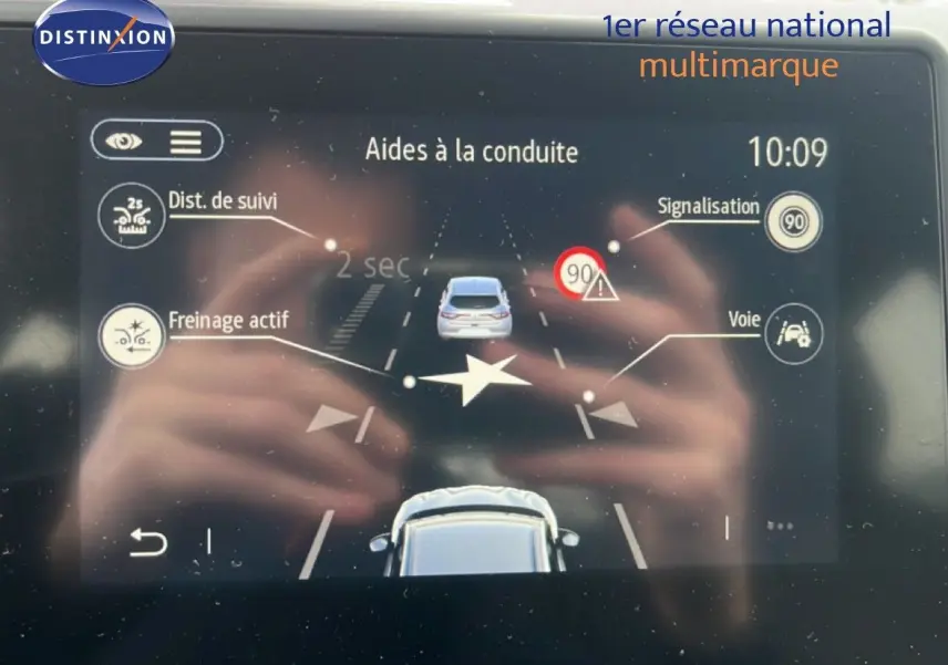 Affichage de l'écran d'aides à la conduite du Renault Captur 1.6 E-TECH, montrant les alertes de distance, freinage et signalisation.