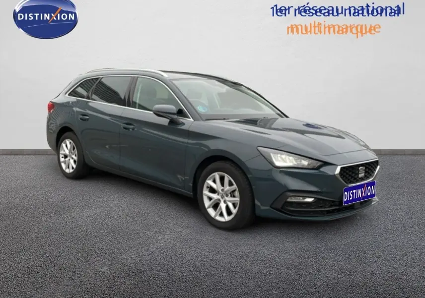 SEAT LEON ST bleu Fjord en vue 3/4 avant droit, break compact avec jantes alliage et calandre distinctive.