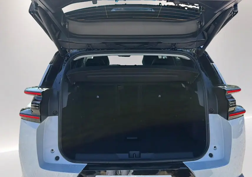 Vue arrière du Citroën C5 Aircross hybride 2026 blanc et noir avec coffre ouvert et feux arrière LED distinctifs.