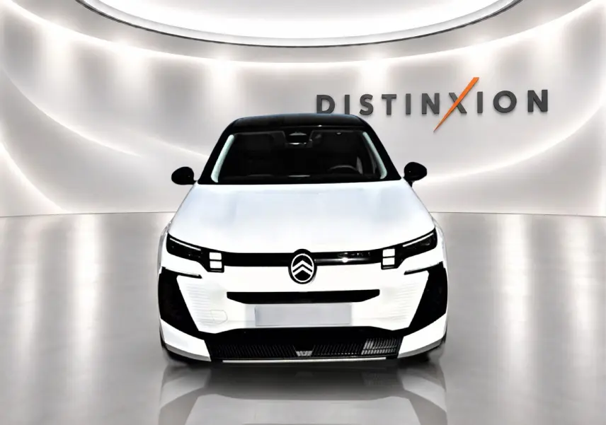 Vue de face du Citroën C5 Aircross hybride blanc avec toit noir, dans un showroom au mur lumineux "Distinxion".