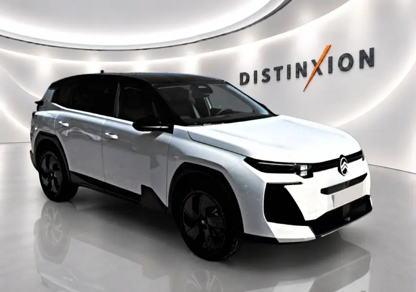 Vue 3/4 avant gauche du Citroën C5 Aircross hybride blanc et noir avec jantes alliage 19 pouces dans un showroom.