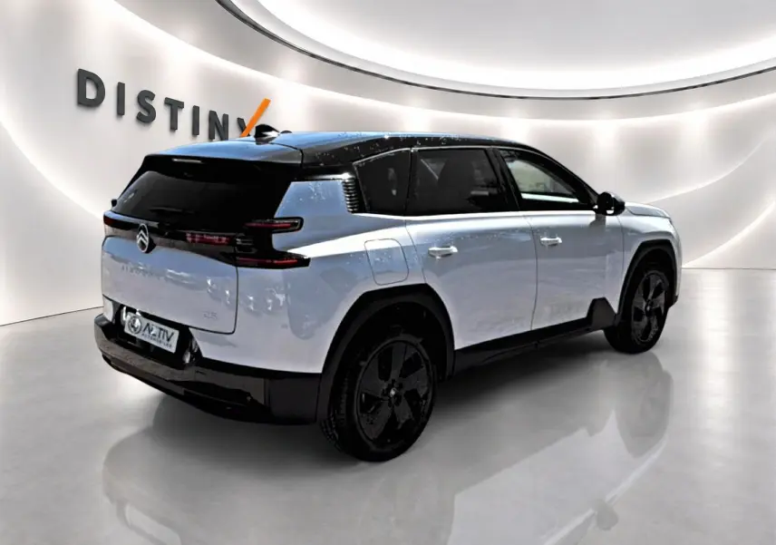Vue 3/4 arrière droite du Citroën C5 Aircross blanc et noir avec toit bi-ton et jantes alliage noires.