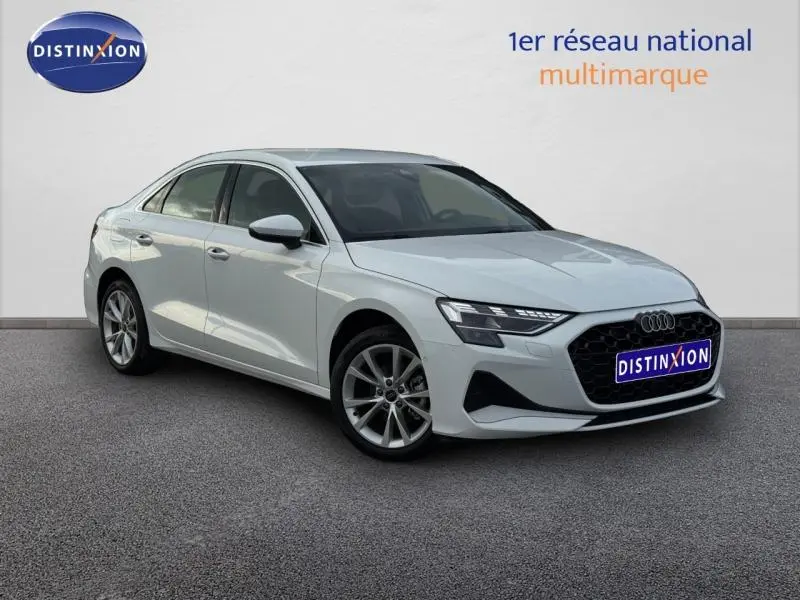 Audi A3 Sportback blanc vue 3/4 avant droit, calandre noire et jantes alliage visibles.