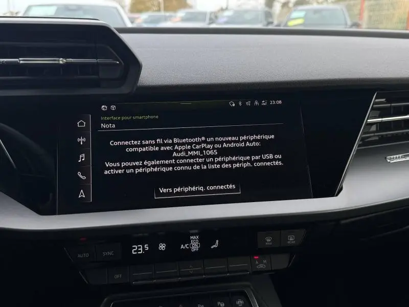 Écran tactile central de l’Audi A3 Sportback 2024 affichant la connexion Bluetooth, intérieur noir moderne.