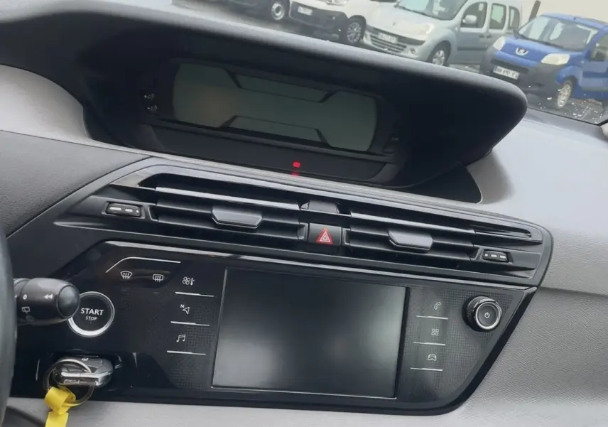 Tableau de bord intérieur de Citroën C4 Picasso 2017 avec écran tactile et commandes au volant visibles depuis le siège conducteur.