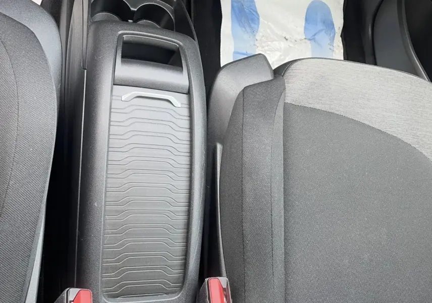 Vue plongeante sur la console centrale et siège avant gris foncé du Citroën C4 Picasso 2017, intérieur sobre.