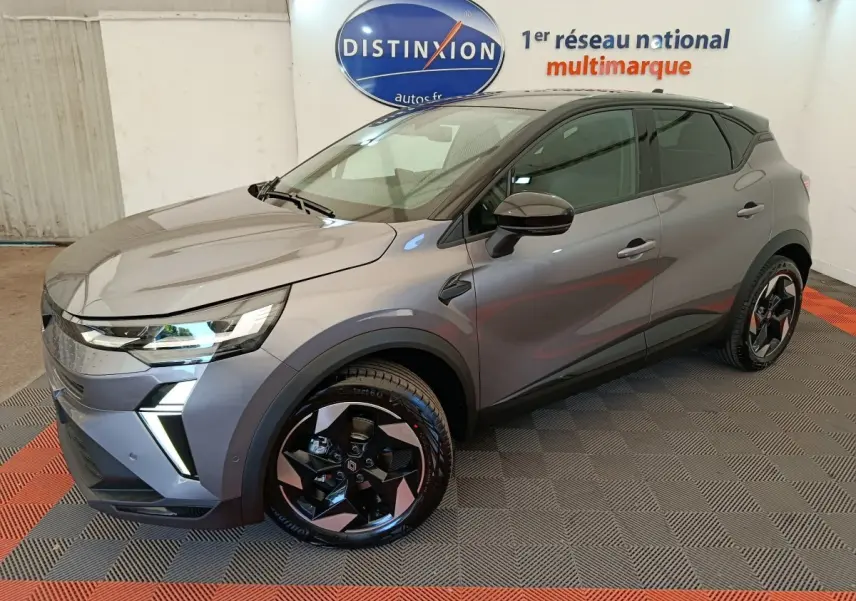 Renault Captur Techno Eco-G 2025 gris foncé vu en 3/4 avant droit avec jantes noires et LED distinctives.