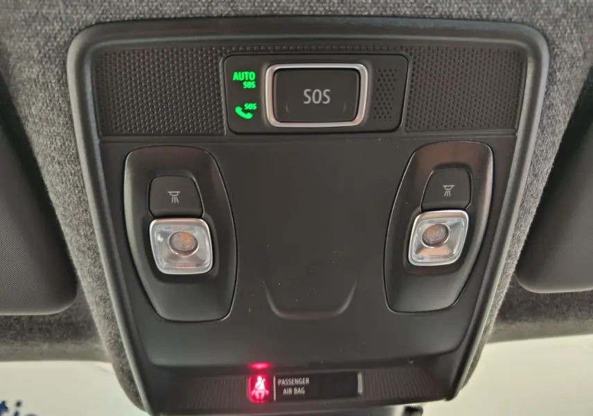 Vue en gros plan du plafonnier noir avec boutons d'éclairage et alerte SOS du Renault Captur gris foncé 2025.