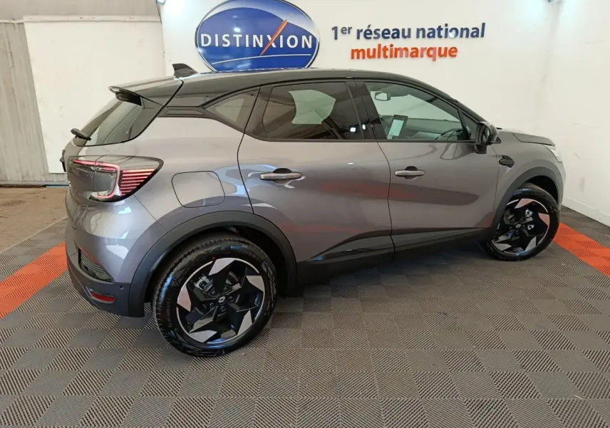 Renault Captur techno Eco-G 100 ch 2025 en gris foncé, vue profil côté droit dans un showroom.