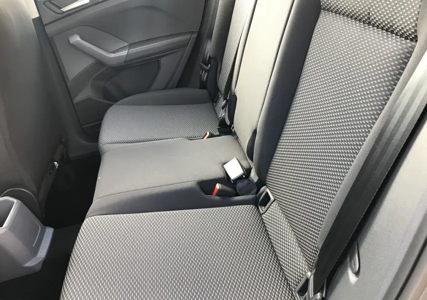 Vue latérale droite des sièges arrière en tissu noir et gris du Volkswagen T-Cross 2020 couleur gris Limestone.
