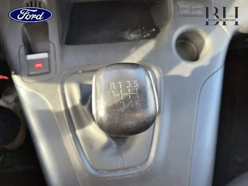 Gros plan sur le levier de vitesses manuel noir du Peugeot Rifter blanc, vue intérieure centrée sur la console centrale.