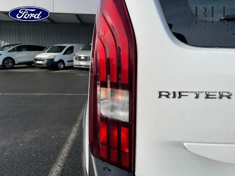 Gros plan sur le feu arrière gauche blanc banquise du Peugeot Rifter 2020 avec logo RIFTER visible sur la carrosserie.