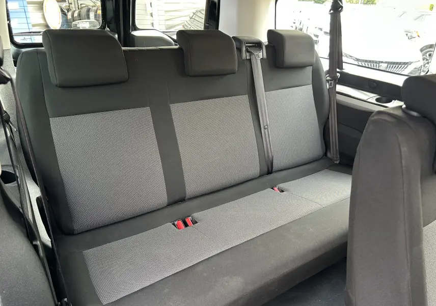 Vue intérieure sur la banquette arrière en tissu gris et noir de l'Opel Vivaro Combi Zafira Life L3 2022.