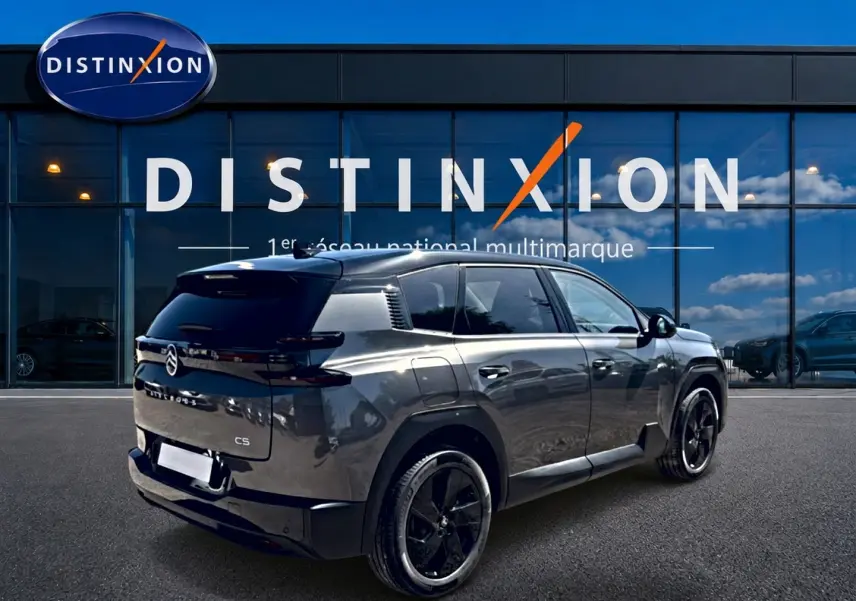 Vue 3/4 arrière droite du Citroën C5 Aircross gris platinium avec toit noir et jantes alliage noires.