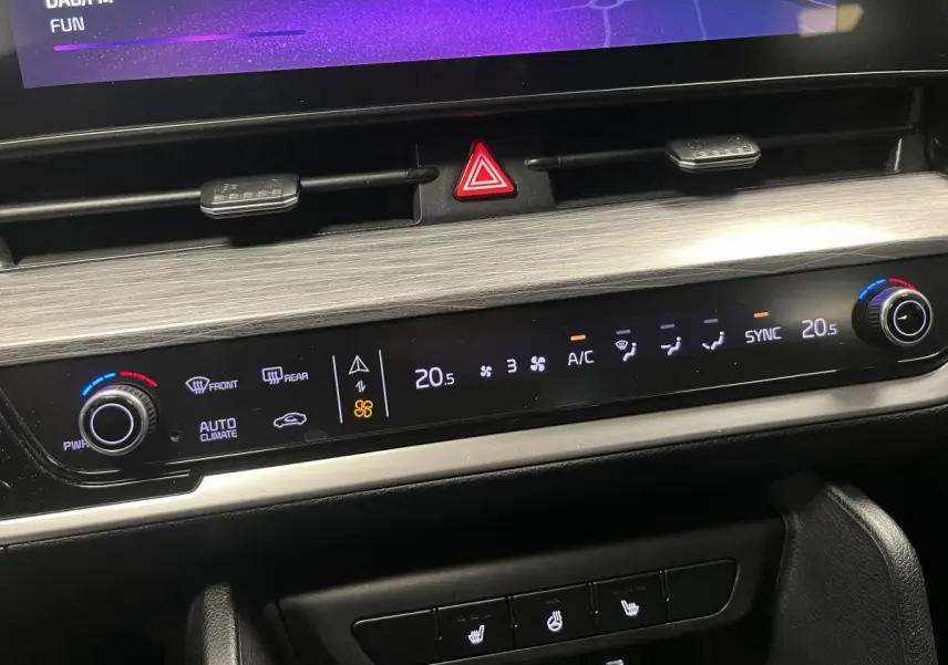 Tableau de bord du Kia Sportage 2022, affichage digital de la climatisation et commandes de sièges chauffants.