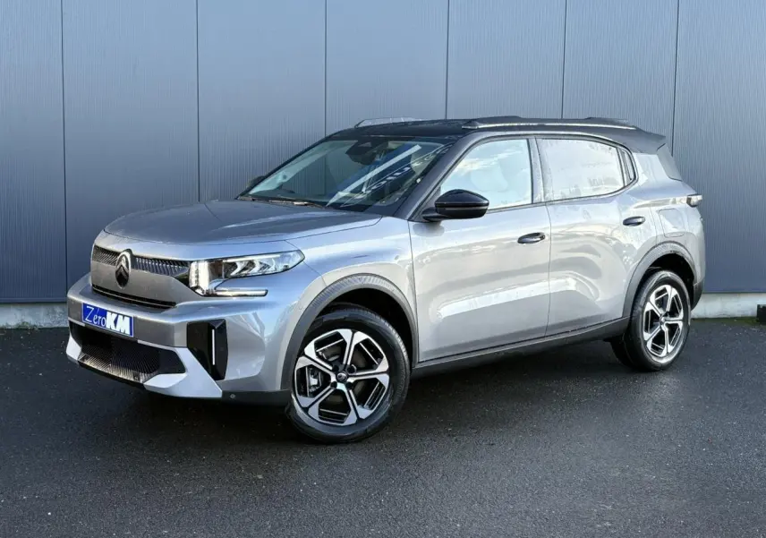 SUV Citroën C3 Aircross gris Mercury vu en 3/4 avant droit avec toit noir et jantes diamantées.