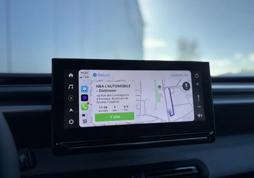 Écran tactile central du tableau de bord de la Citroën C3 Aircross gris Mercury, affichant la navigation GPS.