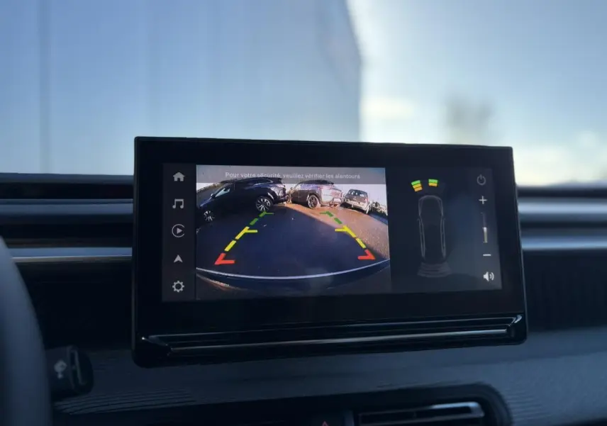 Écran tactile central affichant la caméra de recul et les capteurs de stationnement du Citroën C3 Aircross 2025.