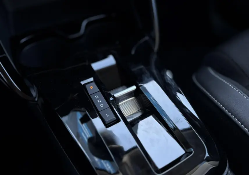 Gros plan sur la console centrale noire brillante avec levier de vitesses automatique du Citroën C3 Aircross Gris Mercury.