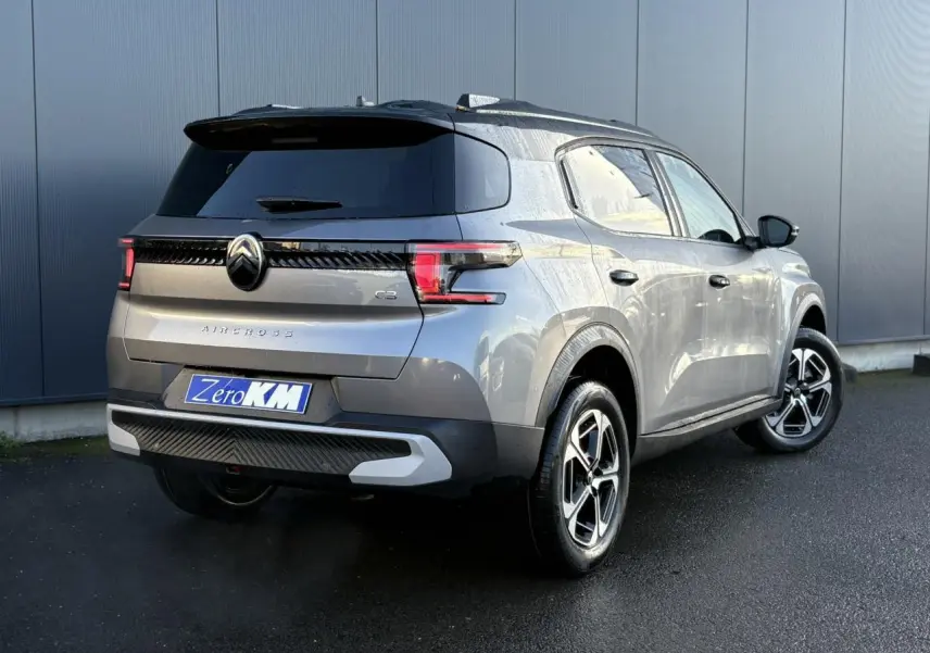 Vue 3/4 arrière droite du Citroën C3 Aircross gris Mercury avec toit noir et jantes alliage 17 pouces.