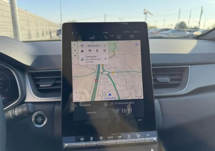 Vue rapprochée de la console centrale du Renault Captur II avec écran tactile vertical affichant la navigation GPS.